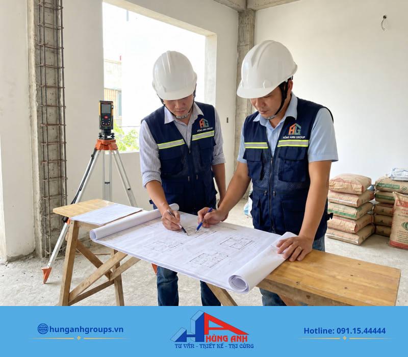 Đo đạc vết nứt dầm cột giúp đánh giá độ an toàn trước khi gia cố hoặc phá dỡ nhà 4 tầng.