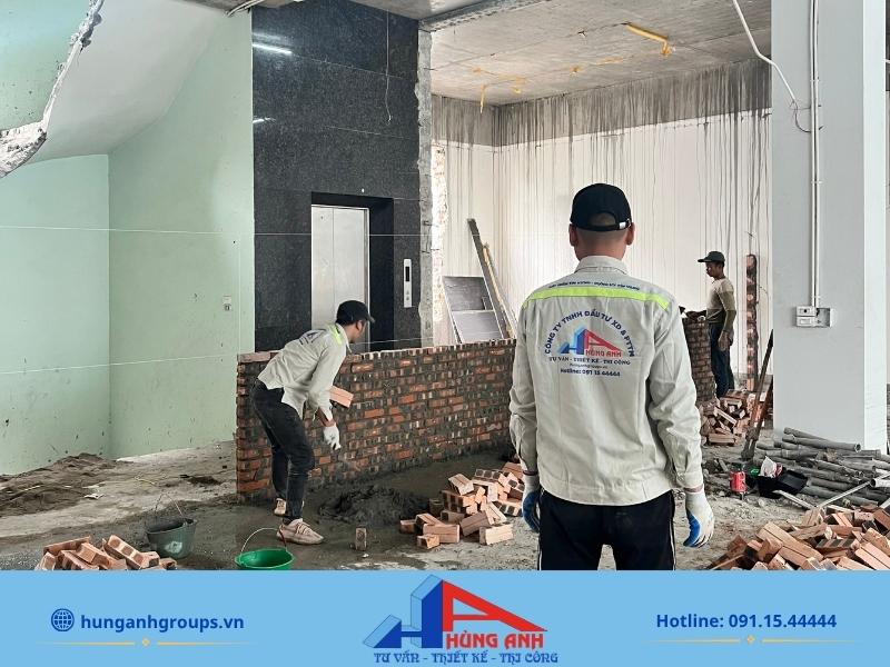 Kỹ sư Hùng Anh Groups trực tiếp giám sát kiểm tra mạch vữa xây tường trên sàn không có dầm