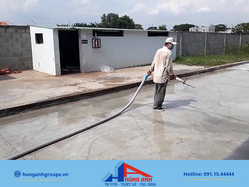 Cách bảo dưỡng bê tông tươi mới đổ đúng kỹ thuật Tưới nước bảo dưỡng bê tông tươi mới đổ trong khoảng 3-4 ngày