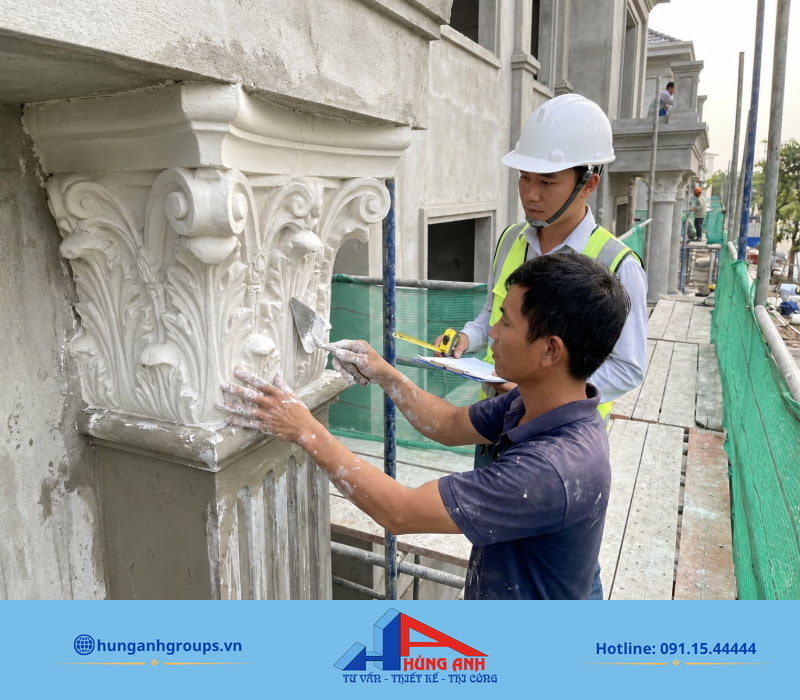 Thợ tay nghề cao đắp vẽ phào chỉ tỉ mỉ dưới sự giám sát chặt chẽ của kỹ sư, đảm bảo độ sắc nét hoàn hảo.