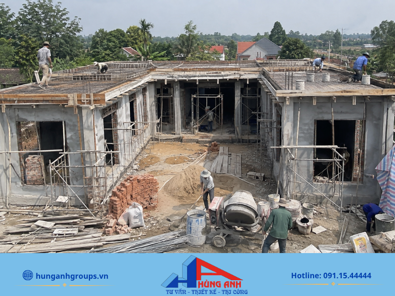 Lựa chọn đơn vị thi công uy tín là yếu tố then chốt để đảm bảo chất lượng cho ngôi nhà có kết cấu phức tạp như nhà chữ U.