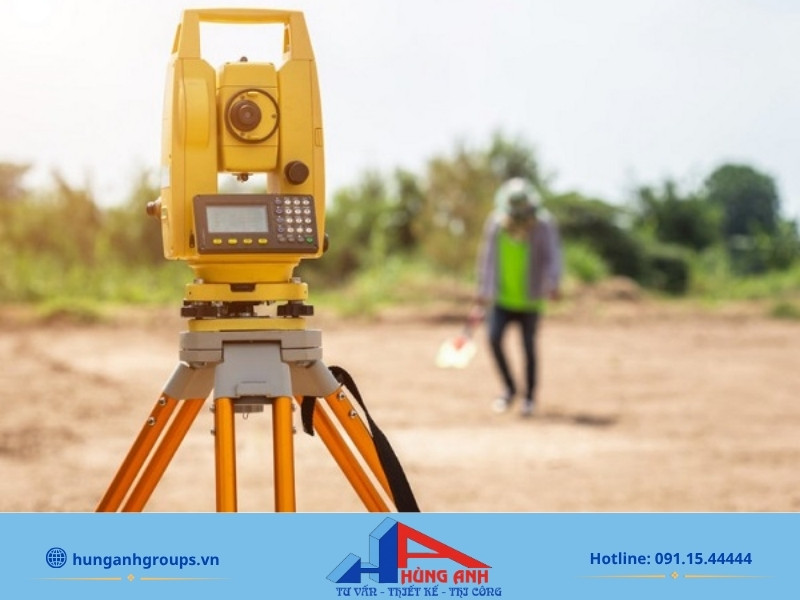 Kỹ sư Hùng Anh Groups khảo sát địa chất thực tế trước khi thiết kế nhà cấp 4