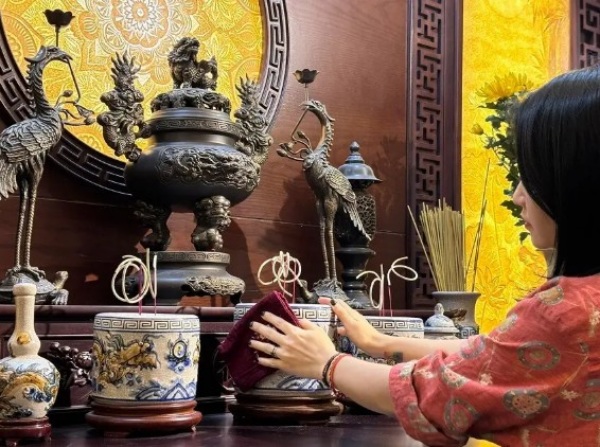 lau dọn ban thờ