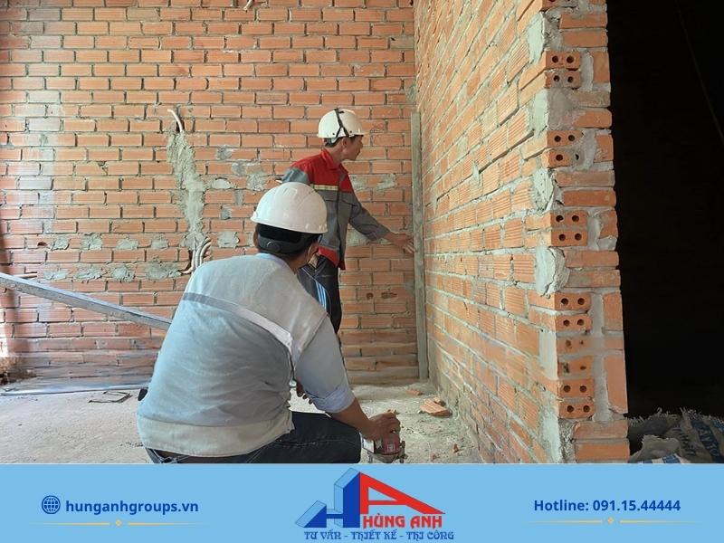 Kiểm tra tiêu chuẩn nghiệm thu độ thẳng đứng khi xây tường gạch 200