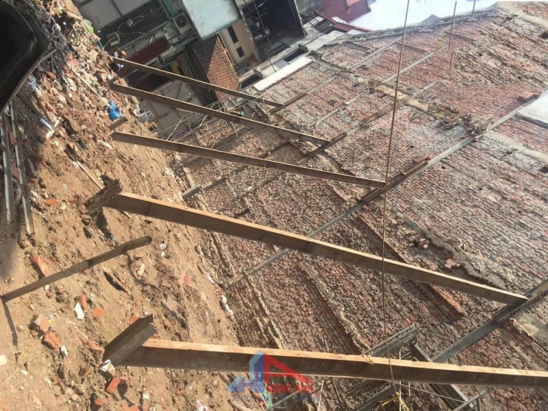 chống tường nhà giáp ranh