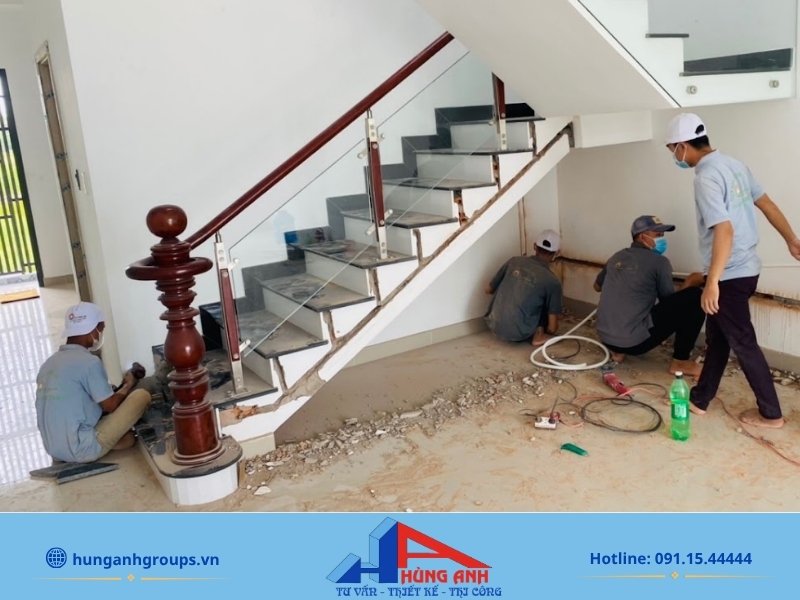 Báo giá hoàn thiện nhà ống | Bóc tách minh bạch 2026 Thi công hoàn thiện cầu thang kính hiện đại trong nhà ống tại Hà Nội