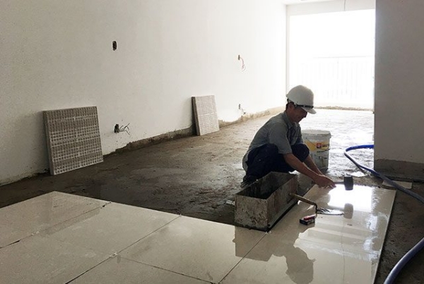 Thợ thi công lát sàn nhà bằng gạch