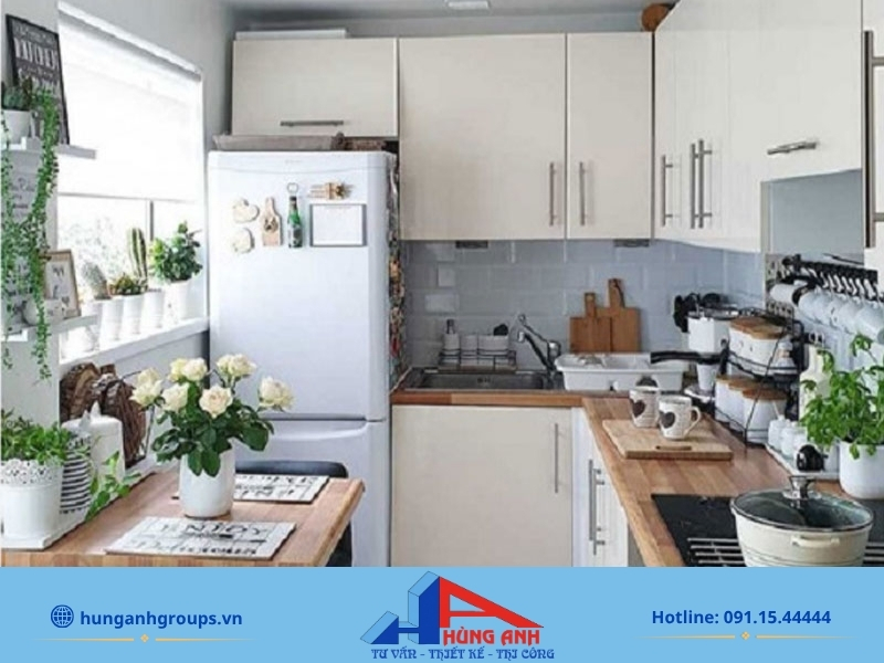 Thiết kế nội thất phòng bếp | 50+ Mẫu 2026 & Bảng giá chuẩn Giải pháp thiết kế phòng bếp nhà ống hẹp với hệ tủ kịch trần từ Hùng Anh Groups