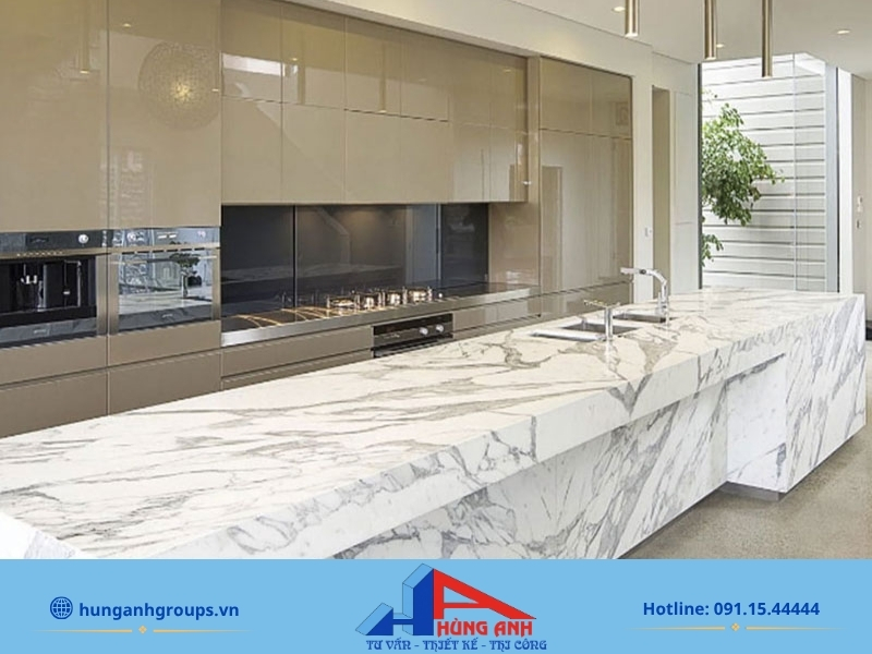 Thiết kế nội thất phòng bếp | 50+ Mẫu 2026 & Bảng giá chuẩn Mặt đá cẩm thạch marble nguyên khối cao cấp trong thiết kế bếp phong cách luxury