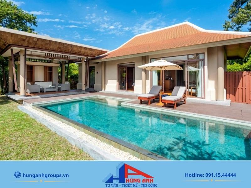 99+ Mẫu nhà cấp 4 chữ L đẹp, hiện đại, tối ưu chi phí 2026 Nhà cấp 4 chữ L có hồ bơi mini và sân vườn tạo không gian nghỉ dưỡng tại gia