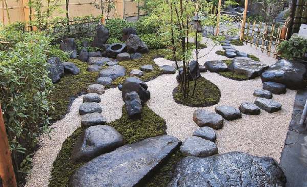 Thiết kế sân vườn kiểu nhật đẹp với hồ cá Koi, đá cuội, bonsai,đèn đá bo tri da cuoi