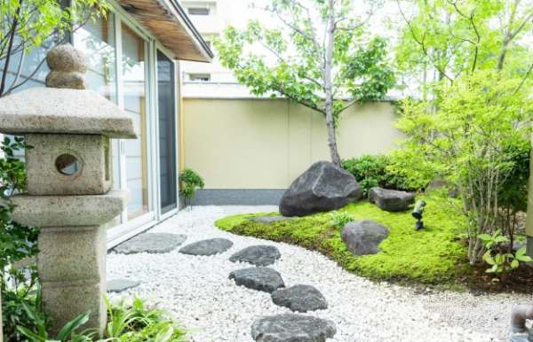 Thiết kế sân vườn kiểu nhật đẹp với hồ cá Koi, đá cuội, bonsai,đèn đá Quy tắc xếp sỏi