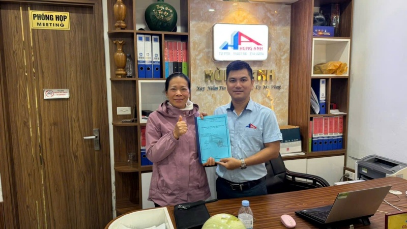 ký hợp đồng với khách hàng của hùng anh