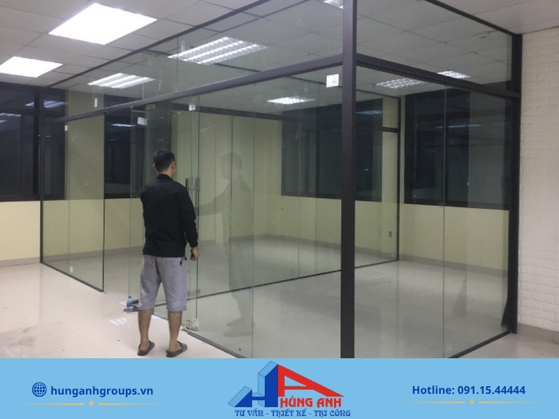 Lắp đặt vách kính cường lực và vách ngăn phòng họp cách âm khi sửa chữa văn phòng