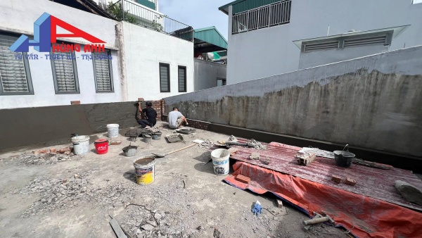 Thợ trát tường tiếp giáp giữa 2 nhà