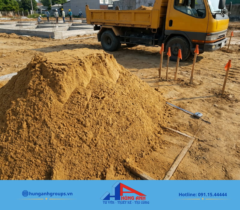 Đơn giá cát san lấp thực tế thay đổi theo khối lượng đặt hàng và cự ly vận chuyển xe tải đến chân công trình.