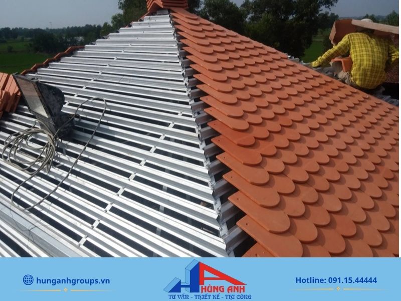 Những phương án thi công mái Thái tối ưu và hiệu quả Phương pháp lợp mái từ dưới lên theo hàng
