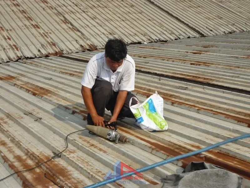 Sửa Mái Tôn Cũ Thấm Dột sửa mái tôn cũ