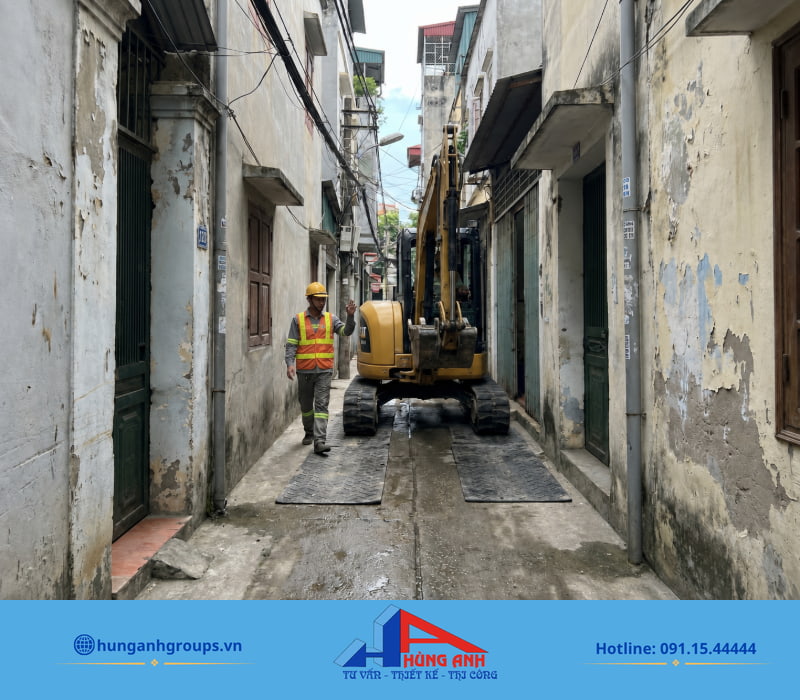 Chiều rộng mặt ngõ thực tế quyết định loại máy xúc được điều động và mức đơn giá thi công tương ứng.