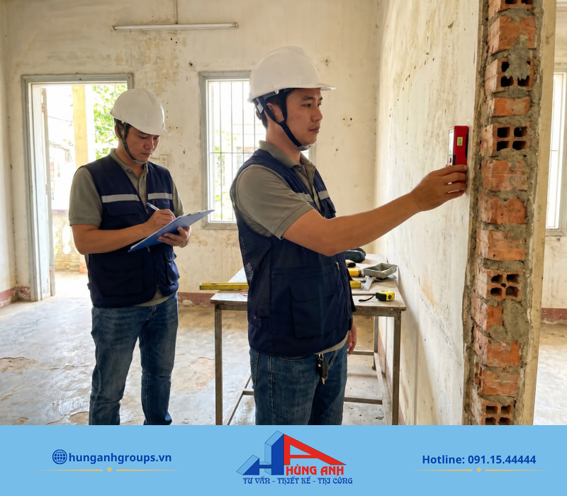 Kỹ sư đo đạc hiện trạng thực tế để xác định giải pháp thi công và dự toán chuẩn xác.