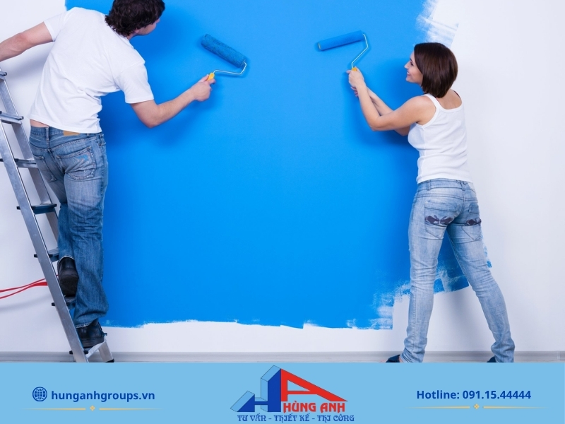 Hướng dẫn cách sơn tường nhà đẹp, không bị bong tróc Thi công lớp sơn phủ thứ hai