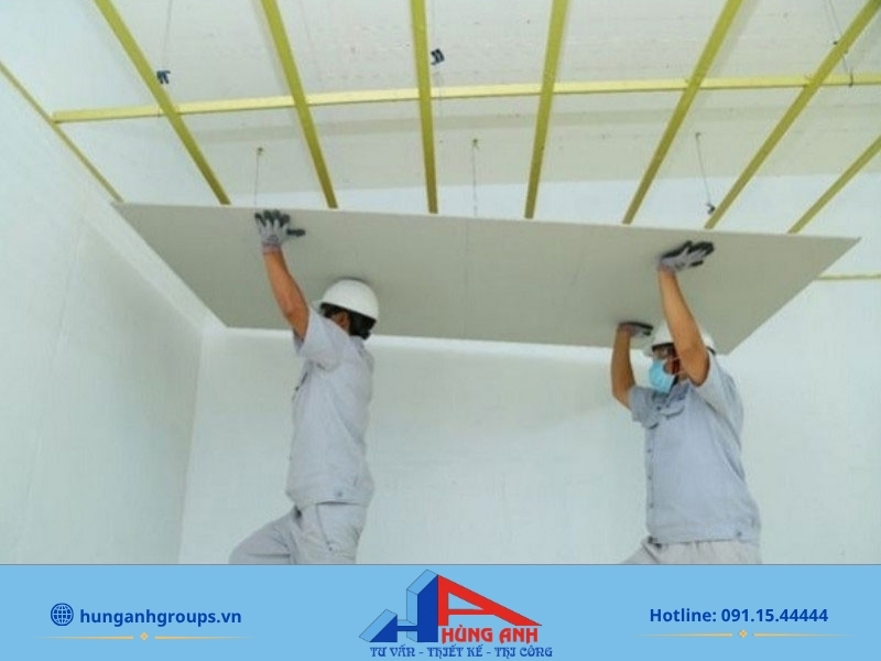 Đội thợ cơ hữu của Hùng Anh Groups trực tiếp thi công khung xương chuẩn cốt laser (Cam kết không bán thầu).