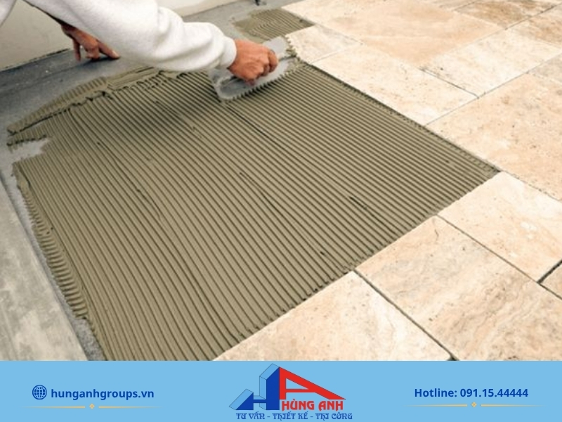 Thi công gạch lát nền chuẩn kỹ thuật bởi đội thợ in-house Hùng Anh Groups