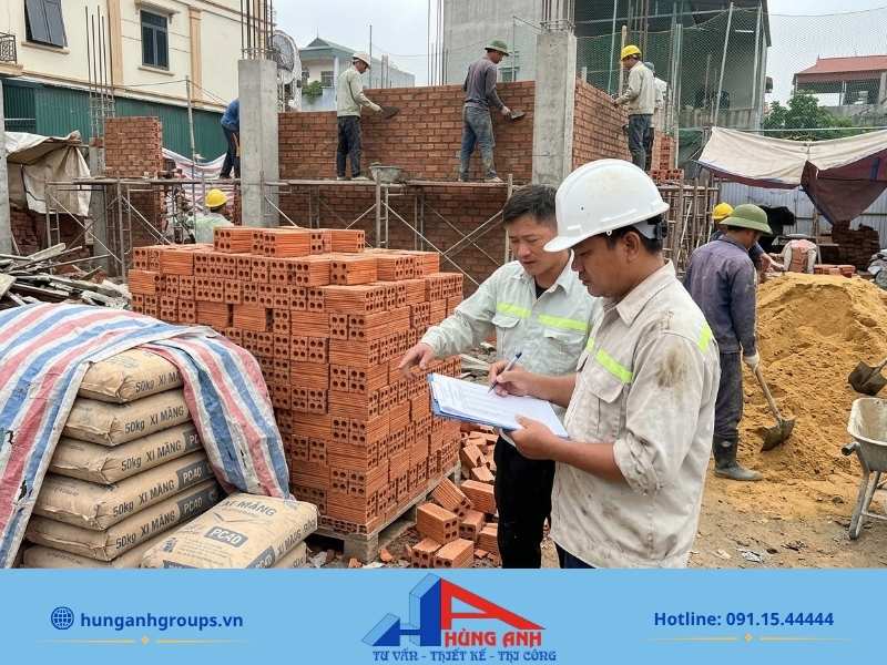 Thực tế tập kết và kiểm tra định mức vật tư gạch ống, cát, xi măng khi thi công xây tường gạch 200.