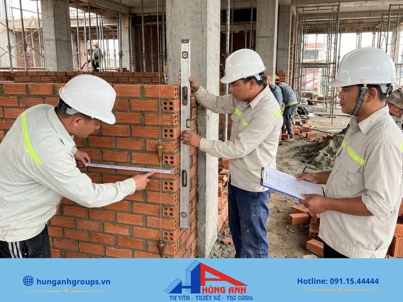 Quy trình kiểm tra kỹ thuật khóa mạch và độ thẳng đứng khi thi công xây tường gạch 200.