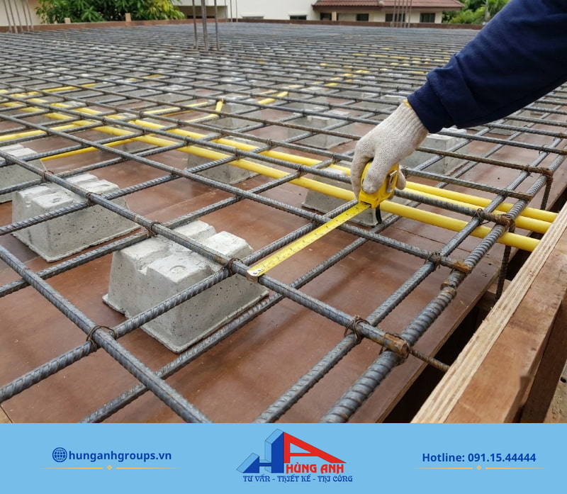 Bố trí con kê chuẩn cao độ và cố định ống kỹ thuật giúp thép sàn không xô lệch, chống rỉ sét và rỗ mặt.
