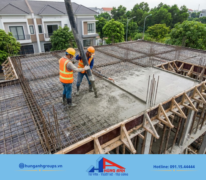 Đầm dùi đúng kỹ thuật kết hợp thước cán phẳng giúp bê tông lèn đặc chắc, loại bỏ bọt khí và rỗ tổ ong.