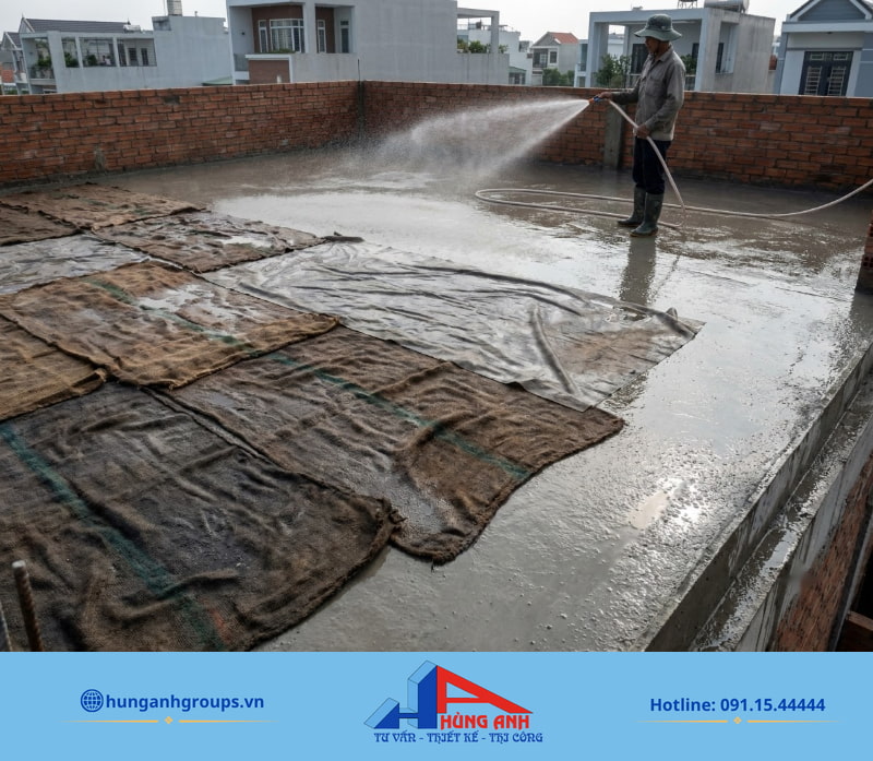 Giữ ẩm liên tục bằng cách phủ bạt và phun sương giúp bê tông phát triển cường độ, hạn chế nứt co ngót.